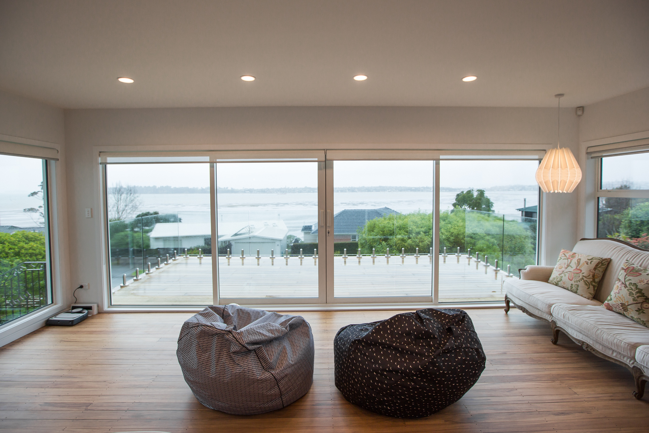 前面には海があり、後ろにはPOOLがある家の全面改装